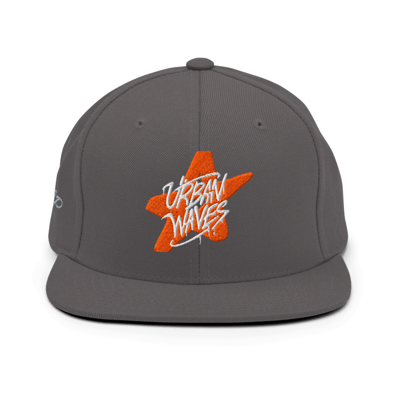 Cappellino snapback grigio con ricamo di una stella arancione stilizzata e la scritta "URBAN WAVES" in bianco. Un logo aggiuntivo è ricamato in arancione sul lato sinistro. Ideale per un look casual e streetwear. Parole chiave: cappellino, snapback, grigio, arancione, stella, urban, streetwear, moda, abbigliamento, accessori, stile, tendenza, Italia.
