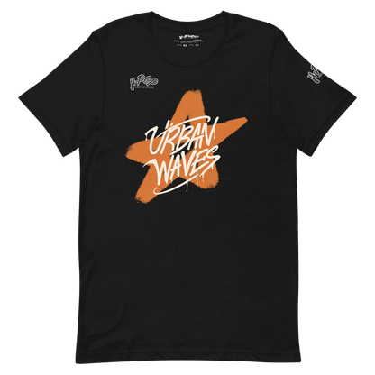 T-shirt nera con stampa di una stella arancione stilizzata e la scritta "URBAN WAVES" in bianco. Ideale per un look casual, streetwear o ispirato alla cultura urbana. Parole chiave: t-shirt, maglietta, nera, stella, urban, streetwear, moda, abbigliamento, design, stampa, casual, stile, tendenza, Italia.