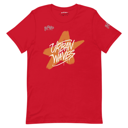 T-shirt rossa con stampa di una stella arancione stilizzata e la scritta "URBAN WAVES" in bianco. Perfetta per un look casual, streetwear o ispirato alla cultura urbana. Parole chiave: t-shirt, maglietta, rossa, stella, urban, streetwear, moda, abbigliamento, design, stampa, casual, stile, tendenza, Italia.