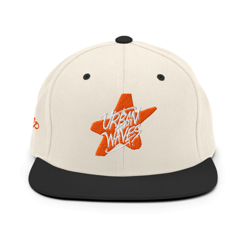Cappellino snapback bianco sporco con visiera nera, presenta una stella arancione stilizzata ricamata al centro e la scritta "URBAN WAVES" in bianco. Ideale per un look casual e streetwear. Parole chiave: cappellino, snapback, bianco, nero, arancione, stella, urban, streetwear, moda, abbigliamento, accessori, stile, tendenza, Italia.