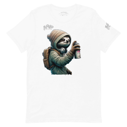Maglietta bianca da uomo con stampa di bradipo stilizzato che indossa una felpa con cappuccio e tiene una bomboletta spray. Ideale per abbigliamento casual, t-shirt con grafiche originali, moda streetwear e maglie estive.