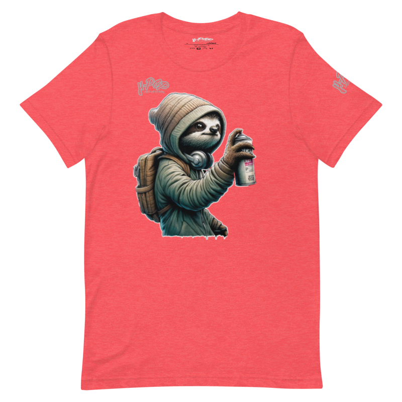 Maglietta color corallo da uomo con stampa di bradipo stilizzato che indossa una felpa e tiene una bomboletta spray. Perfetta per abbigliamento streetwear, t-shirt con grafiche uniche, moda casual e maglie colorate per l'estate. Scopri la nostra collezione di t-shirt originali.