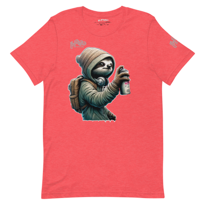 Maglietta color corallo da uomo con stampa di bradipo stilizzato che indossa una felpa e tiene una bomboletta spray. Perfetta per abbigliamento streetwear, t-shirt con grafiche uniche, moda casual e maglie colorate per l'estate. Scopri la nostra collezione di t-shirt originali.