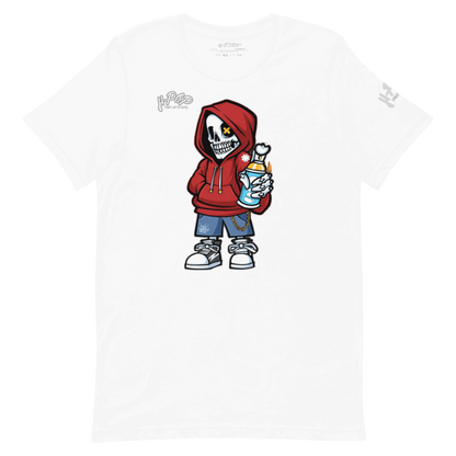 Una maglietta bianca con una stampa grafica centrale di un personaggio scheletro cartoonesco che indossa una felpa con cappuccio rossa, jeans e sneakers. Lo scheletro tiene in mano una bomboletta spray con un getto di vernice bianca e una catena. Lo scheletro ha un occhio a "X". Il logo "H-Pop" è presente in alto a sinistra e sulla manica sinistra.
