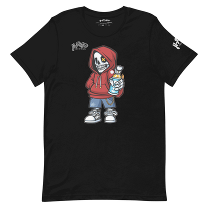 Una maglietta nera con una stampa grafica centrale di un personaggio scheletro cartoonesco che indossa una felpa con cappuccio rossa, jeans e sneakers. Lo scheletro tiene in mano una bomboletta spray con un getto di vernice bianca e una catena. Lo scheletro ha un occhio a "X". Il logo "H-Pop" è presente in alto a sinistra e sulla manica sinistra.