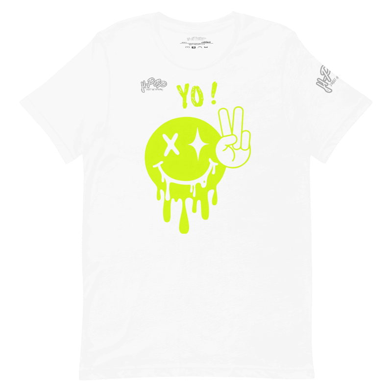 Alt Text: Una maglietta bianca con una grande stampa grafica centrale verde lime di uno smiley stilizzato e gocciolante. Lo smiley ha un occhio a "X" e l'altro una "X" con due stelle, e accanto un gesto della mano che mostra il segno della pace. Sopra lo smiley c'è la scritta "YO!". Il logo "H-Pop" è presente in alto a sinistra e sulla manica sinistra.