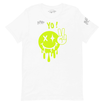 Alt Text: Una maglietta bianca con una grande stampa grafica centrale verde lime di uno smiley stilizzato e gocciolante. Lo smiley ha un occhio a "X" e l'altro una "X" con due stelle, e accanto un gesto della mano che mostra il segno della pace. Sopra lo smiley c'è la scritta "YO!". Il logo "H-Pop" è presente in alto a sinistra e sulla manica sinistra.