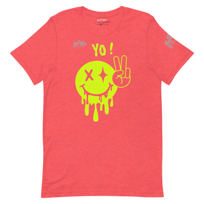 Una maglietta rosso corallo con una grande stampa grafica centrale verde lime di uno smiley stilizzato e gocciolante. Lo smiley ha un occhio a "X" e l'altro una "X" con due stelle, e accanto un gesto della mano che mostra il segno della pace. Sopra lo smiley c'è la scritta "YO!". Il logo "H-Pop" è presente in alto a sinistra e sulla manica sinistra.