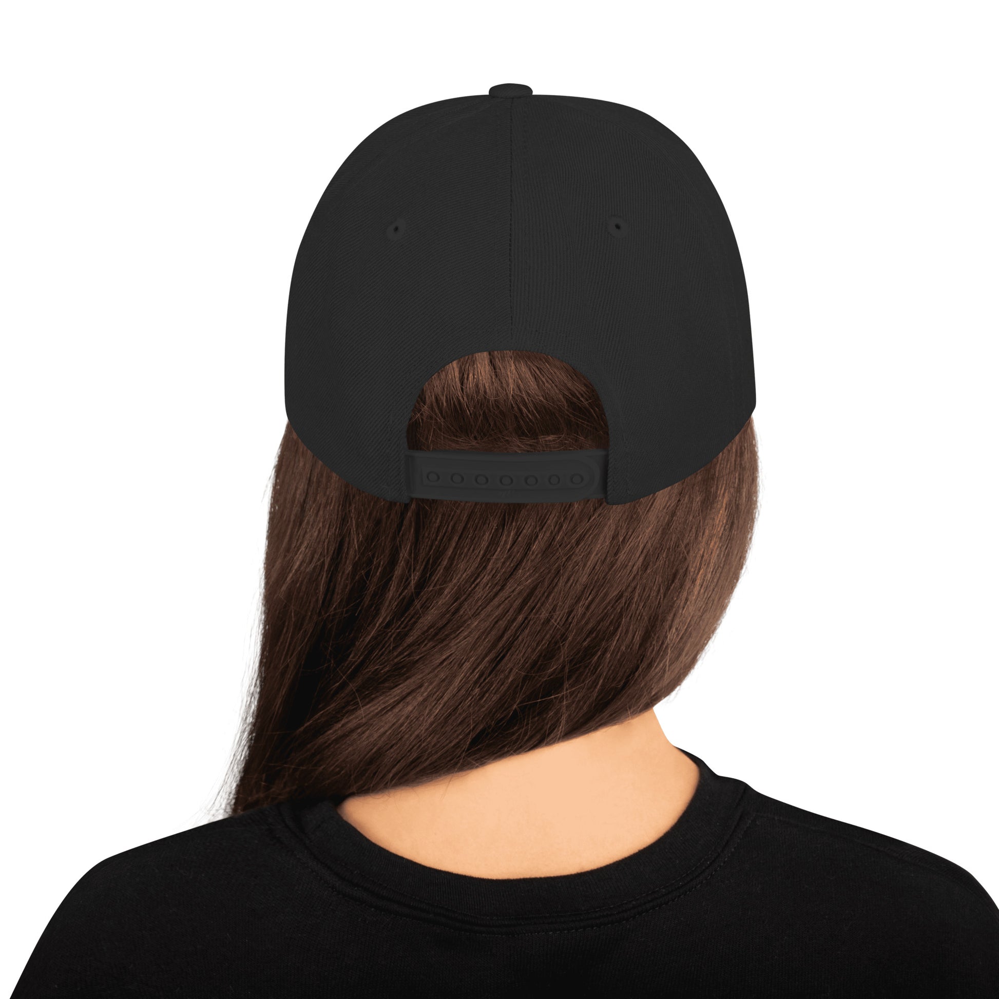 Donna vista da dietro con un cappellino snapback nero e una maglietta nera. Il cappellino ha una chiusura regolabile sul retro. Perfetto per abbigliamento casual e sportivo. Parole chiave: cappellino, snapback, nero, abbigliamento, casual, sportivo, moda, donna, accessori, stile, Italia.