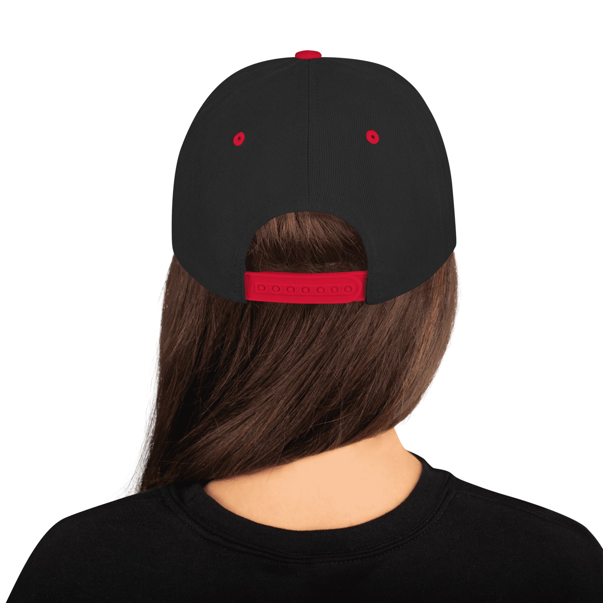 Retro di un cappellino snapback nero con visiera rossa e chiusura posteriore regolabile rossa. Ideale per un look streetwear e personalizzabile. Parole chiave: cappellino, cappellino snapback, cappellino nero, cappellino rosso, accessori moda, streetwear, abbigliamento, cappelli regolabili, tendenze moda Italia.