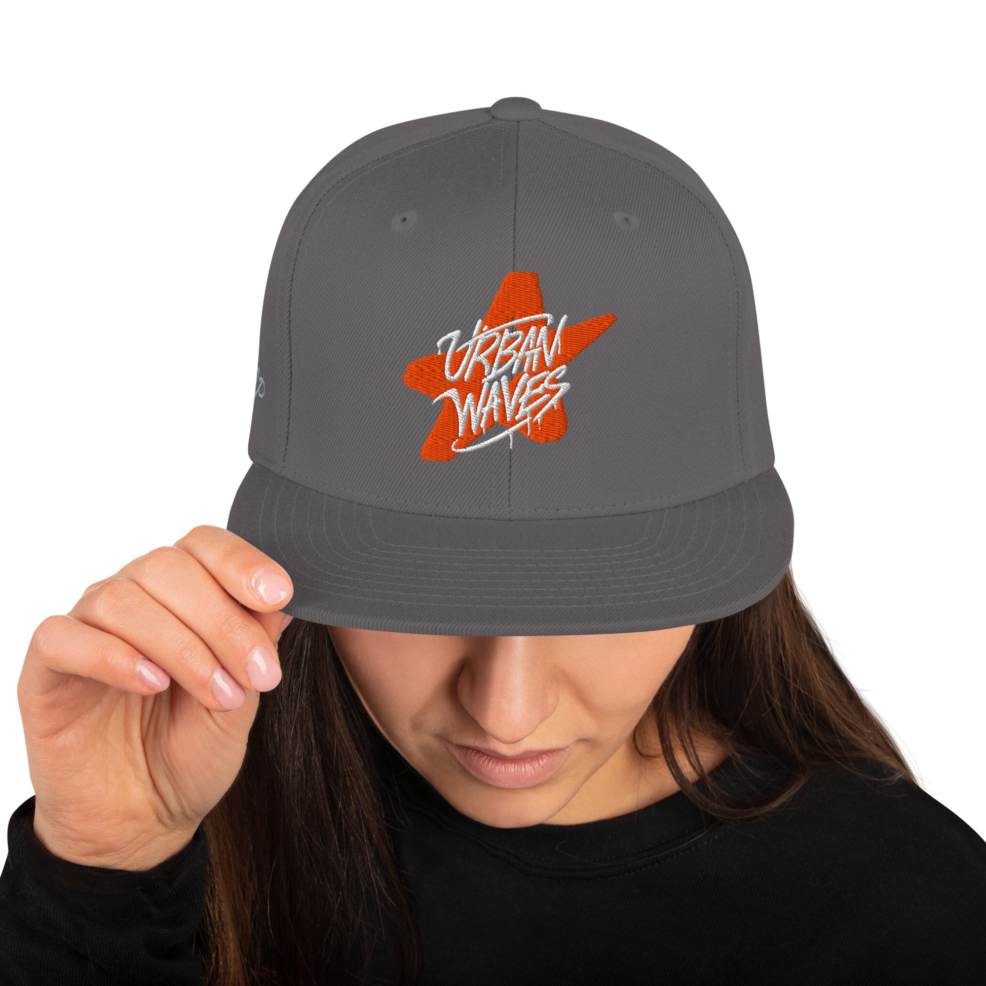 Cappello snapback grigio con logo arancione 'Urban Waves' a forma di stella. Ideale per abbigliamento streetwear e moda giovanile. Acquista il tuo cappello personalizzato da uomo o donna.