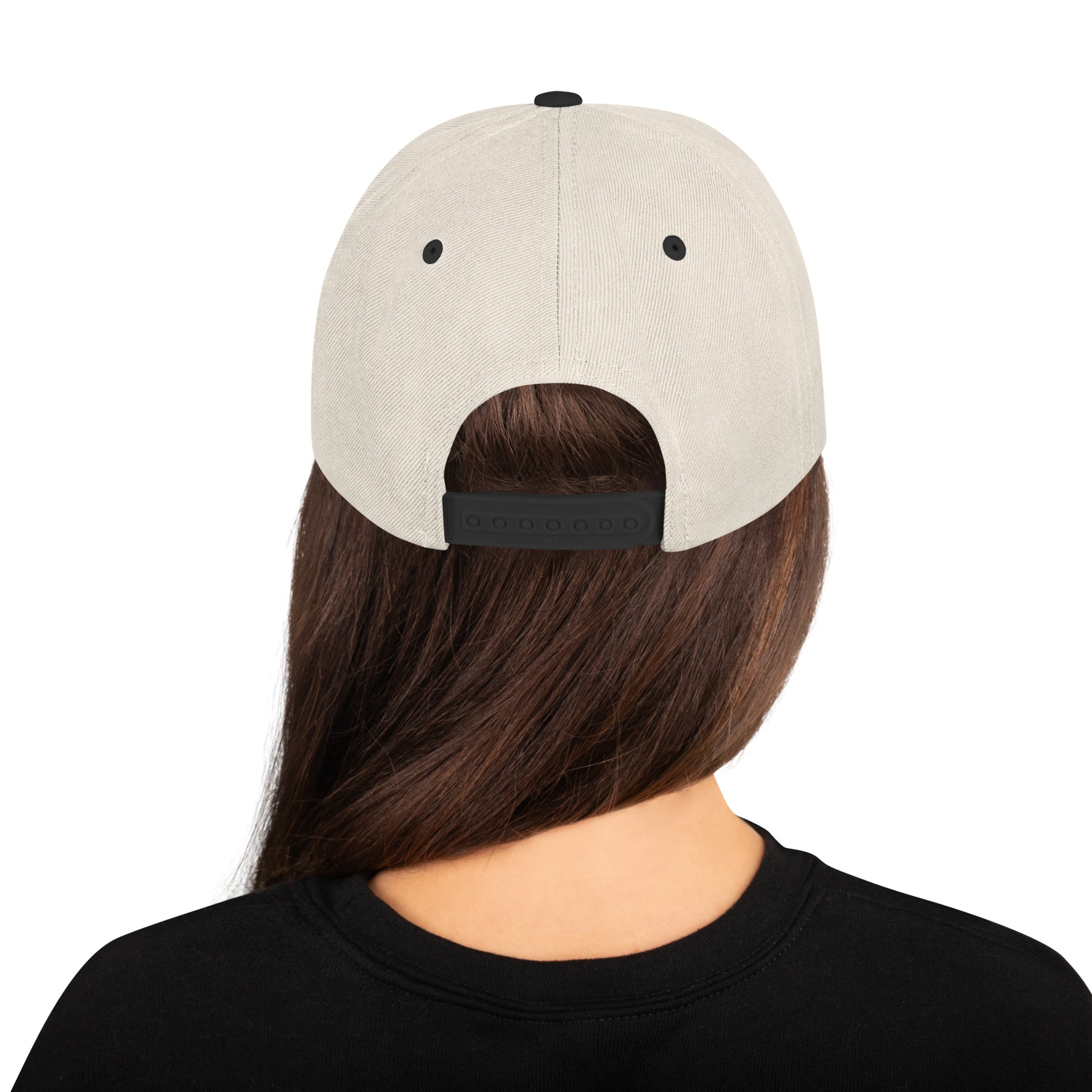 Retro di un cappellino snapback color crema con chiusura posteriore regolabile nera. Ideale per un look casual e sportivo. Parole chiave: cappellino, cappellino snapback, cappellino crema, accessori moda, streetwear, abbigliamento, cappelli regolabili, tendenze moda Italia.