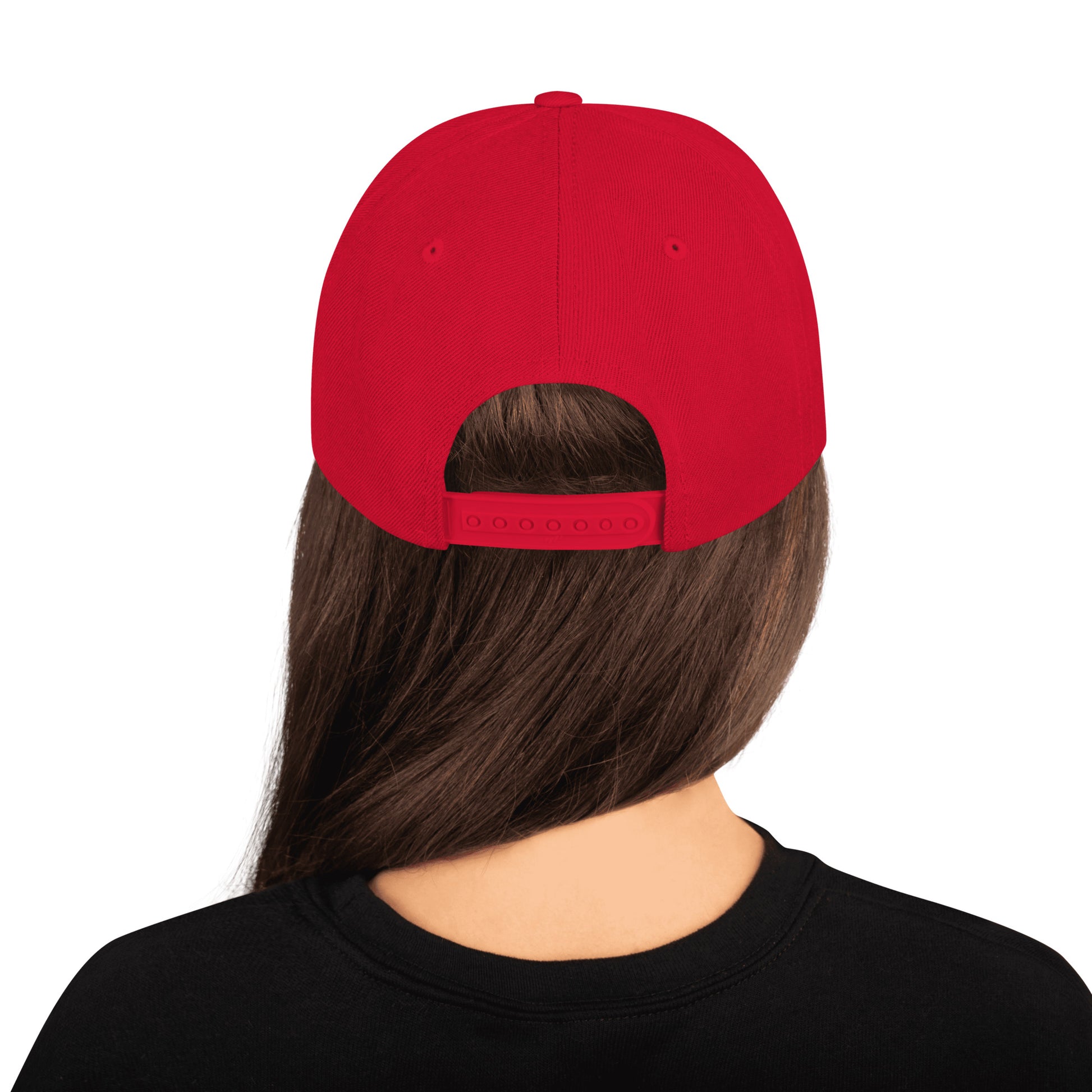 Retro di un cappello snapback rosso vivido indossato da una persona, con chiusura regolabile. Ideale per abbigliamento sportivo, streetwear e moda casual. Cappellino unisex per uomo o donna.