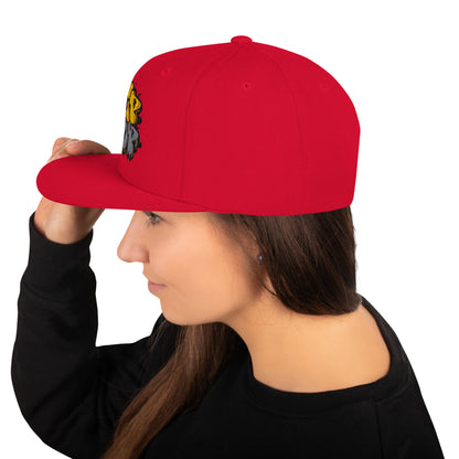 Profilo di donna con un cappello snapback rosso acceso. Si intravede un logo 'Hip Hop' in stile graffiti giallo e grigio sulla parte anteriore. Un accessorio di tendenza per il completamento di outfit streetwear e urbani.