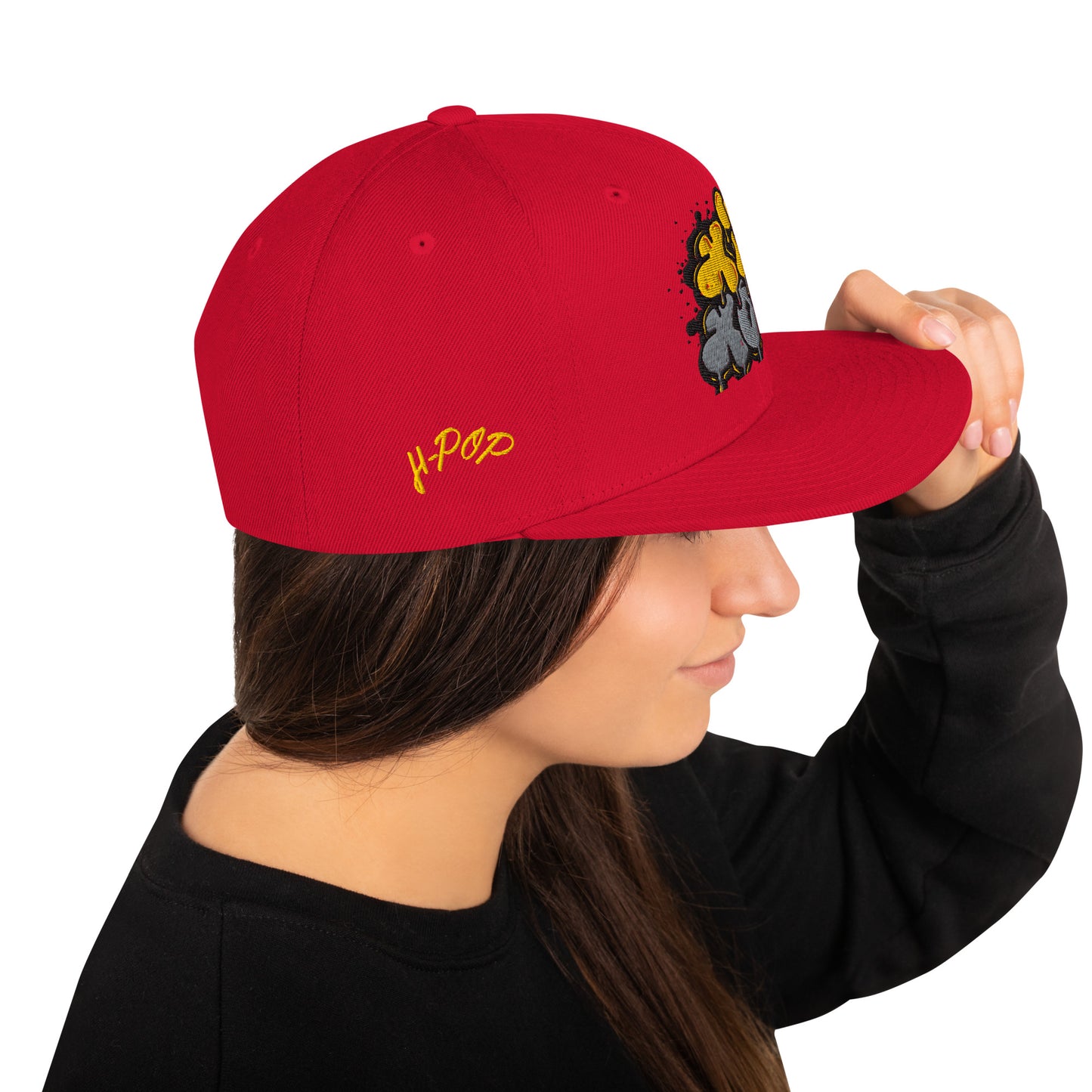 Ragazza che indossa un cappellino da baseball rosso con stampa grafica "H-Pop" in giallo. Ideale per uno stile streetwear e casual. Parole chiave: cappellino, cappellino rosso, streetwear, moda casual, accessori moda, cappellino hip hop, abbigliamento H-Pop, tendenze moda Italia.