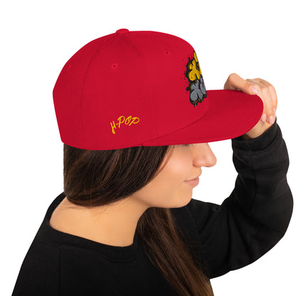 Ragazza che indossa un cappellino da baseball rosso con stampa grafica "H-Pop" in giallo. Ideale per uno stile streetwear e casual. Parole chiave: cappellino, cappellino rosso, streetwear, moda casual, accessori moda, cappellino hip hop, abbigliamento H-Pop, tendenze moda Italia.
